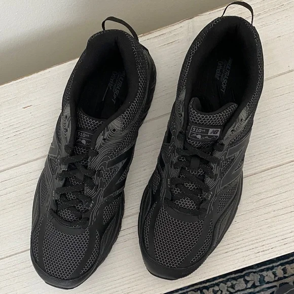 New Balance Men's Black and Gray Athletic Shoes - Picture 3 of 5